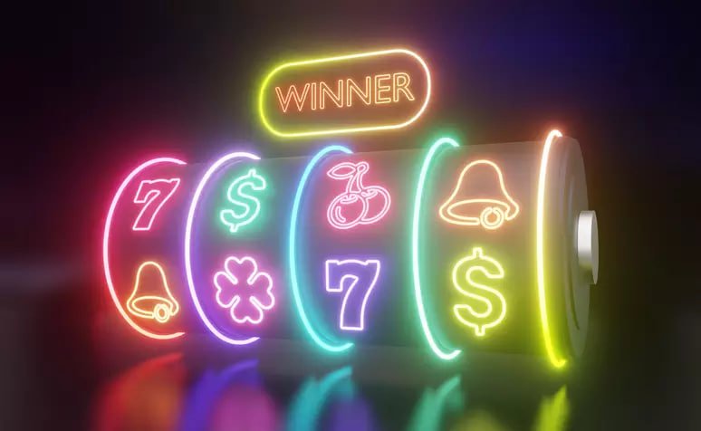 Tampilan pengguna Live Casino pada mobile dengan interaksi dealer yang real-time dan detail