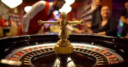 Dealer profesional dalam Live Casino melakukan interaksi permainan secara langsung dengan pemain
